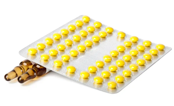 Pillen geïsoleerd op de witte achtergrond — Stockfoto