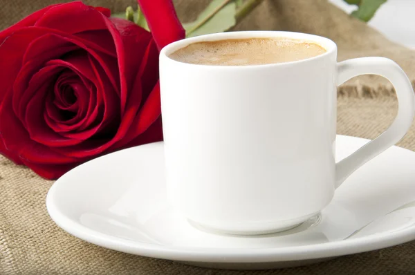 Xícara de café e rosa — Fotografia de Stock