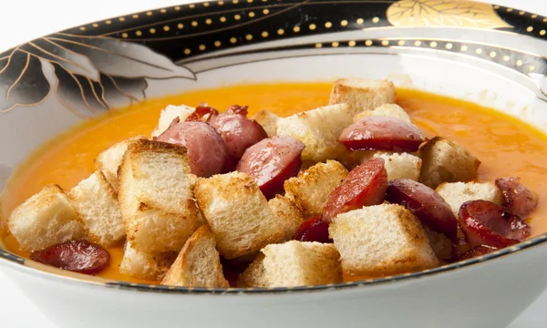 Суп с колбасой и гренками — стоковое фото