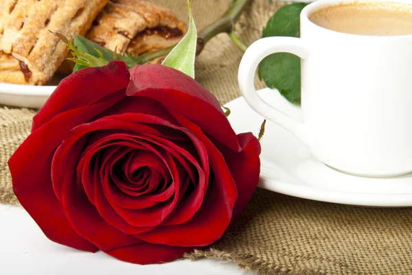 Kopp kaffe och rose — Stockfoto