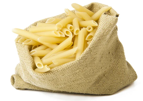 Beyaz arka plan üzerinde izole bir torba makarna