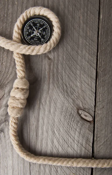 Stary kompas, liny i na tle drewniane — Zdjęcie stockowe
