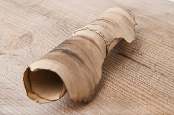 Старый свиток на старом деревянном фоне — стоковое фото