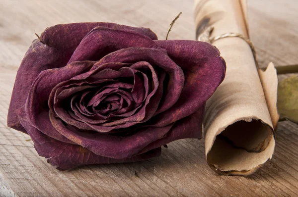 Suszone róże i stare rolki stary stół — Zdjęcie stockowe