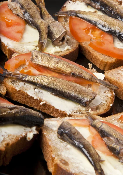 新鮮で美味しい魚サンドイッチ — ストック写真
