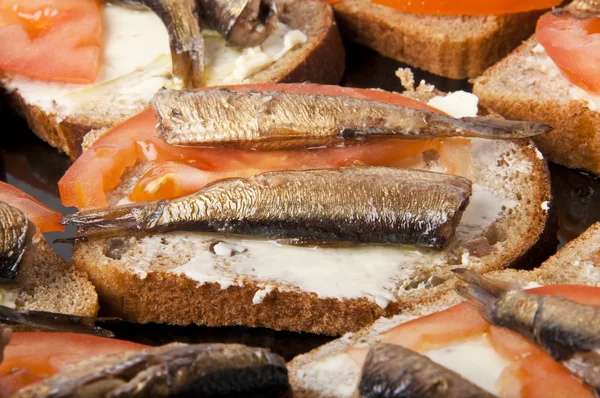 Färska, läckra smörgåsar med fisk — Stockfoto