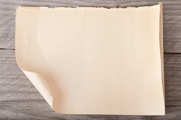 Vecchia carta su sfondo di legno — Foto Stock