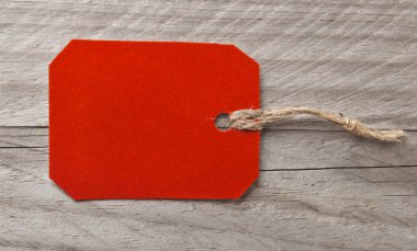 ahşap zemin üzerinde fiyat etiketi