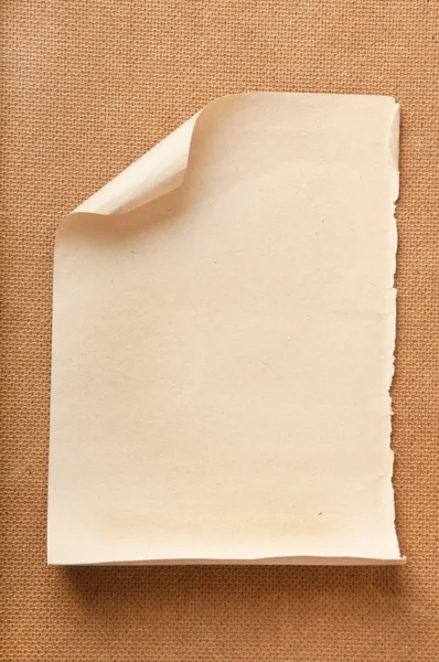 Oud papier op houtondergrond — Stockfoto