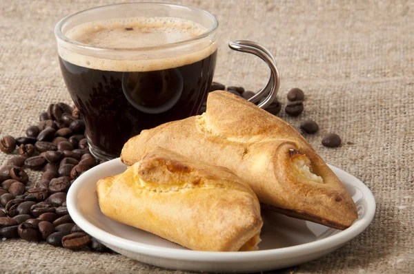 Egy csésze kávéval és süteményekkel, sajttal — Stock Fotó