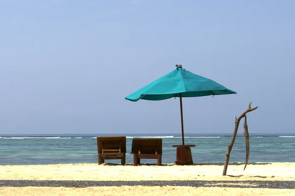 甲板椅子和热带海滩上阳伞 — 图库照片