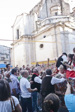 Sicilyalı sepeti fındık polizzi generosa turist teslim eder