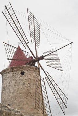 trapani salines üzerinde eski yeldeğirmeni