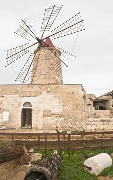 Old windmill on the salines of Trapani — Stock Photo, Image