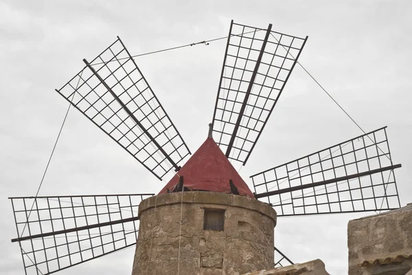Antiguo molino de viento en las salinas de Trapani —  Fotos de Stock