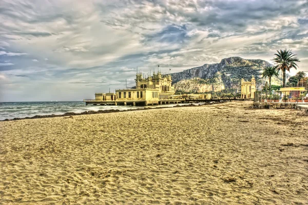 Charleston de Mondello en la playa en hdr. Palermo — Foto de Stock