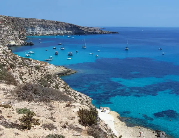 Barcos en la isla de los conejos Lampedusa, Sicilia — Foto de Stock