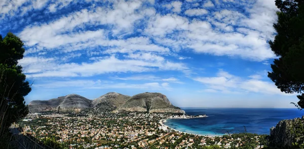 Mondello'nın Körfezi'nin panoramik görünüm — Stok fotoğraf