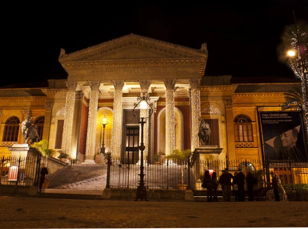 Théâtre Massimo la nuit — Photo