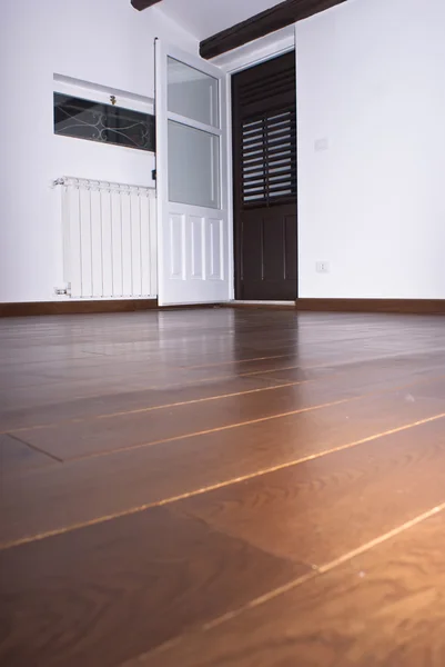 Кімната з дерев'яними підлогами — стокове фото
