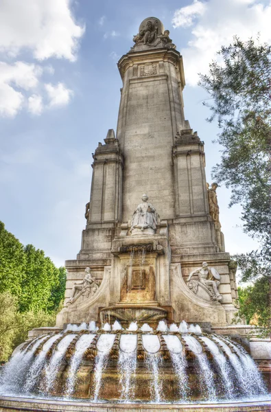 プラザ デ エスパーニャ マドリードの噴水と記念碑 — ストック写真