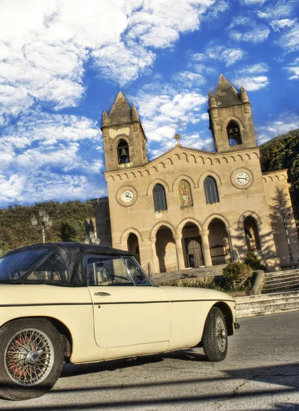 Old car and cathedral of Gibilmanna — Stock Photo, Image