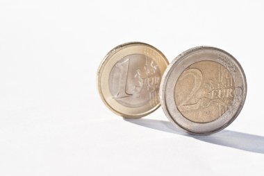 beyaz üzerine Euro coins