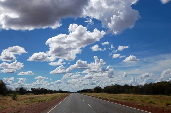 Bewolkte lucht boven de snelweg — Stockfoto