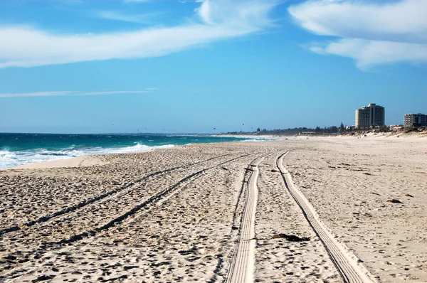 Автомобильная трасса на белом песке — стоковое фото