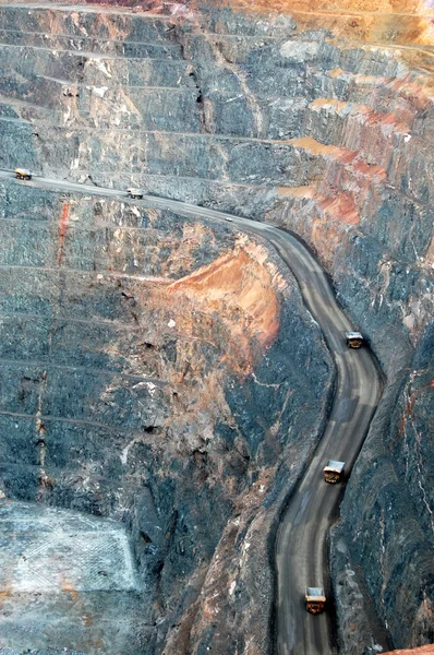 Mijnbouw vrachtwagens op de goudmijn — Stockfoto