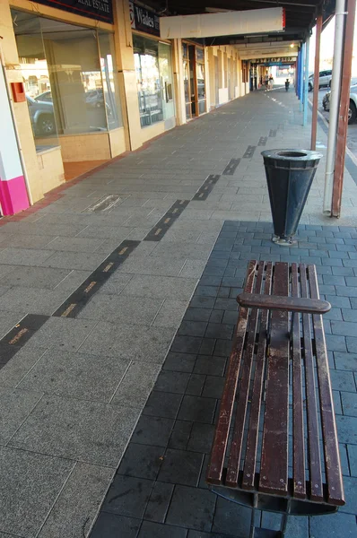 Уличная скамейка — стоковое фото