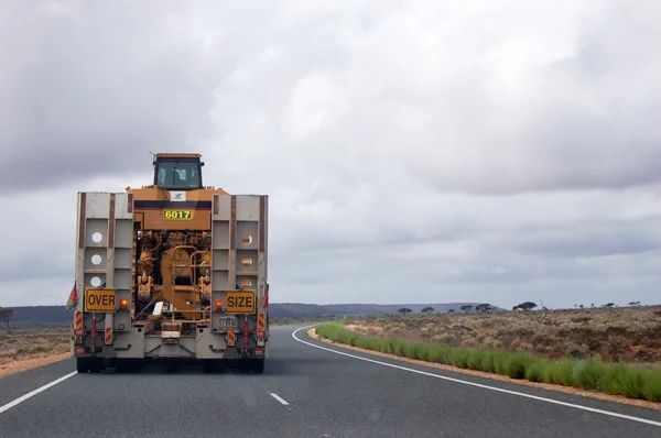 Oversize vrachtwagen op de snelweg — Stockfoto