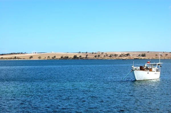 Boot in der Nähe der Küste — Stockfoto