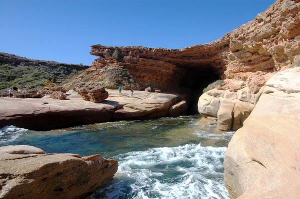 Mağara ve kayalıklarla — Stok fotoğraf