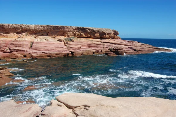赤い岩と海 — ストック写真