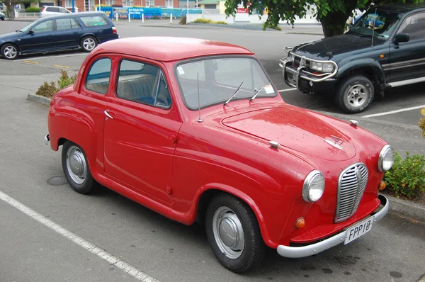 Punainen retro auto — kuvapankkivalokuva