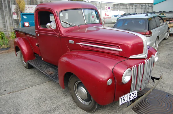 Czerwony samochód retro — Zdjęcie stockowe