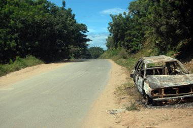 terk edilmiş araba yol kenarında