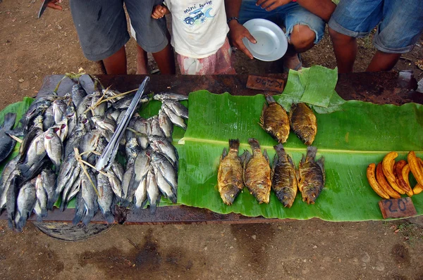 Pescado y plátanos en el mercado — Foto de Stock