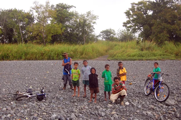 Crianças papuas com bicicleta — Fotografia de Stock