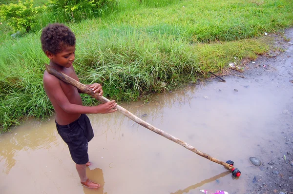 Papoea jongen met speelgoed — Stockfoto