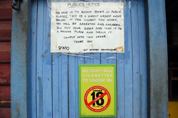 Public notice at the door — Stock Photo, Image