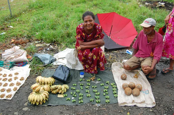 Femme vente fruits et légumes sur le marché — Photo
