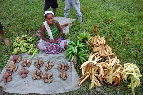 Frau verkauft Obst und Gemüse auf dem Markt — Stockfoto