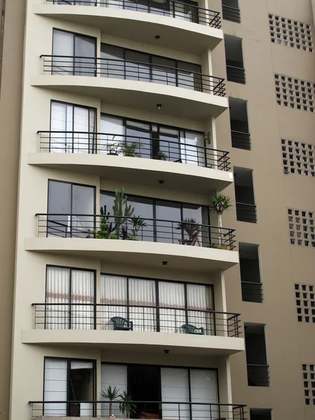 Immeuble d'appartements avec beaucoup de fenêtres — Photo