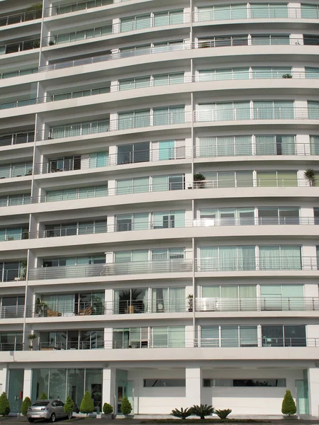 Hyreshus som visar massor av fönster — Stockfoto