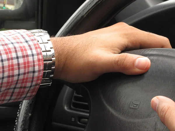 Ręce kierowcy gry róg — Zdjęcie stockowe