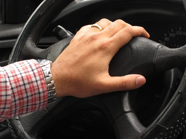 Ręce kierowcy gry róg — Zdjęcie stockowe