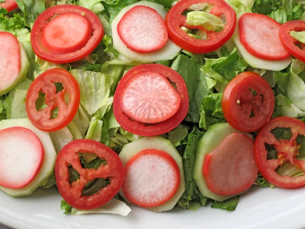 Смешанный салат с салатом, помидорами и редиской — стоковое фото