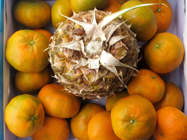 Abacaxi fresco e tangerina — Fotografia de Stock